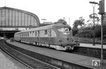 Die Deutsche Reichsbahn bestellte 1954 bei Ganz in Budapest drei vierteilige dieselmechanische Triebzüge VT 12.14, mit denen man versuchte an die Tradition der berühmten Schnelltriebwagen "Fliegender Hamburger" anzuknüpfen. Sie wurden als Interzonenzüge zwischen Berlin und Hamburg eingesetzt, wo sie sich jedoch nicht bewährten, so dass der Einsatz nur wenige Jahre dauerte. Hier fährt VT 12.14.02 als Ft 166 aus Berlin in Hamburg Hbf ein.  (14.05.1961) <i>Foto: Helmut Röth</i>