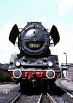 Ein bewegte Geschichte hatte 22 015 bereits hinter sich, als sie im Bw Gera angetroffen wurde. Ursprünglich war sie am 10.08.1924 als 39 082 beim Bw Hamm/Westf. in Dienst gestellt worden. 1945 befand sich die Lok beim Bw Stargard/Pommern und ging in den Besitz der PKP über, die sie als Pt 1-7 einordnete. In Polen gab die Baureihe 39 nur ein kurzes Gastspiel, Ende 1955 wurden alle Maschinen (bis auf die bereits ausgemusterten 39 174 und 39 217) an die DR der DDR abgegeben. Warum die DR der Lok nicht wieder ihre ursprüngliche Betriebsnummer zurückgab, ist unklar. Mit Verfügung des Techn. Zentralamtes, Abt. Maschinentechnik der DR vom 08.02.1956, wurde der Pt 1-7 die neue Nummer 39 261 (der Schwesterlok Pt 1-8 -ex 39 104- die Nummer 39 262) zugewiesen. Lange war die 39 261 nicht unterwegs, nach der Rekonstruktion durch das Reichsbahnausbesserungswerk Meiningen erhielt sie ab 27.11.1958 die Nummer 22 015. Nach ihrer Ausmusterung am 15.11.1968 ging der Kessel noch an 03 180. (14.08.1967) <i>Foto: Klaus D. Holzborn</i>