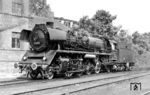 Porträtaufnahme der Saalfelder 22 049 auf dem Kohlegleis im Bw Leipzig Hbf West (Westseite). Gekuppelt ist sie mit einem Nietentender der Bauart 2'2' T 32.  (04.09.1969) <i>Foto: Klaus D. Holzborn</i>