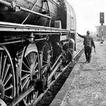 Die letzten Vorbereitungen an 01 2114 sind abgeschlossen. Gleich wird in Halberstadt die Abfahrt vor dem beschleunigten Personenzug 8433 nach Magdeburg erfolgen. (09.10.1978) <i>Foto: Joachim Schmidt</i>