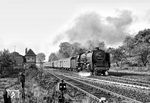 Zu den fotogensten Bahnhöfen zwischen Halberstadt und Magdeburg zählte zweifellos Blumenberg, den 01 2114 auf dem Weg nach Magdeburg mit P 8433 gerade hinter sich gelassen hat. (09.10.1978) <i>Foto: Joachim Schmidt</i>