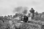 Den markanten Wasserturm des Bahnhofs Blumenberg mitten in der Magdeburger Börde passiert 01 2114 mit P 8433 auf dem Weg nach Magdeburg. Links im Acker steht Wolfgang Bügel, der gleichzeitig das Foto Nr. 20481 schoss.  (12.10.1978) <i>Foto: Joachim Schmidt</i>