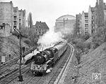 Erst wenige Kilometer ist 03 0046 mit dem D 814 nach Stralsund unterwegs, als sie den S-Bahnhof Berlin Prenzlauer Allee passiert. Bemerkenswert ist auch der im Hintergund mittlerweile abgerissene Gasometer. (28.04.1979) <i>Foto: Joachim Schmidt</i>