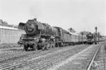 In Hof hat 01 009 den D 145 nach Dresden an die Reichenbacher 22 028 übergeben. (05.1965) <i>Foto: Robin Fell</i>