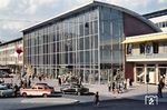 Während des Zweiten Weltkriegs war auch der Kölner Hauptbahnhof durch Luftangriffe beschädigt worden. Da tatsächlich diskutiert wurde, den Hauptbahnhof an anderer Stelle (am Güterbahnhof Gereon) wieder neu aufzubauen, ging der Wiederaufbau des Hauptbahnhofs nur sehr schleppend voran. Erst 1953 wurde der zerstörte westliche Langbau durch ein modernes Gebäude mit Gepäckabfertigung und Hotel ersetzt. Das nur gering zerstörte und provisorisch reparierte alte Empfangsgebäude wurde 1955 abgerissen. Am 23. September 1957 wurde das neue Empfangsgebäude eröffnet, das nach den Plänen der Architekten Schmitt und Schneider erbaut wurde und eine markante, schalenförmige Dachkonstruktion sowie eine hohe, voll verglaste Fassadenfront zum Bahnhofsvorplatz aufweist (Foto).  (09.1957) <i>Foto: Carl Bellingrodt</i>