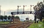 Abendstimmung über der Signalbrücke in der Westausfahrt des Bahnhofs Überlingen am Bodensee mit dem Stellwerk 1 am Bü der Bahnhofstraße.  (06.07.1954) <i>Foto: Carl Bellingrodt</i>