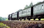 62 007 vom Bw Frankfurt (Oder) wird mit einem Personenzug, gebildet aus alten preußischen Dreiachsern, in Kürze den Bahnhof Erkner erreichen. Auf dem Bild ist zu erkennen, wie die DR die alten Wagen neu beblecht hat und dabei drei Türen hat wegfallen lassen. Die Deckleisten sind verschwunden und lassen die Wagen ungewöhnlich glatt erscheinen. Auch das Laternendach wurde vollständig verschlossen.  (01.06.1969) <i>Foto: Klaus D. Holzborn</i>
