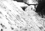 Es war nicht das erste Mal, dass ein Zug zwischen Dürrröhrsdorf und Neustadt/Sachs. steckengeblieben war, führte die Strecke doch mehrfach über freies Gelände. Im Januar 1970 führten knackige Minustemperaturen zusätzlich dazu, dass der Schneepanzer vereiste, was die Bergung des Zuges erschwerte. (10.01.1970) <i>Foto: RBD Dresden</i>