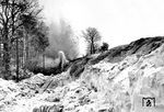 Nachdem der Zug am 15. Januar 1970 mittags geborgen werden konnte, wurden zur Lockerung der Eismassen 3 Tonnen Sprengstoff eingesetzt. (15.01.1970) <i>Foto: RBD Dresden</i>