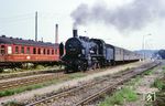 38 1586 vom Bw Sassnitz fährt mit einem Personenzug aus dem Bahnhof Bergen auf Rügen. Der MITROPA-Schlafwagen 054-014 neben der Lok wurde 1923 für den Fährverkehr nach Dänemark bzw. Schweden beschafft. Anfänglich mit grünem Anstrich versehen, wechselte die Farbe zu Bordeauxrot. Auf dem Foto sind auch schön die Befestigungsösen für die Fähre zu sehen. Der Wagen hatte im Laufe seines Daseins jede Menge Nummern besessen: 2110->20819->10316->054-014. (1967) <i>Foto: Robin Fell</i>