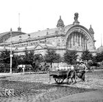Ein Bild aus den Anfängen des 1888 als „Centralbahnhof Frankfurt“ eröffneten Kopfbahnhofs, der schon damals zu den meistfrequentierten Bahnhöfen Deutschlands gehörte. Bereits 1880 wurde von der Preußischen Akademie für Bauwesen ein Wettbewerb unter Beteiligung sämtlicher bedeutender Architekten veranstaltet, einen „höchste künstlerische Kraft herausfordernden Denkmalbau“ zu entwerfen. 1881 ging aus diesem Architekturwettbewerb unter 55 eingesandten Entwürfen der des Landbauinspektors und Universitätsbaumeisters Hermann Eggert aus Straßburg im Elsass als Sieger hervor. Er wurde mit der Planung und Baudurchführung des Empfangsgebäudes beauftragt. Der Berliner Architekt Johann Wilhelm Schwedler, der auf die Stahlbauweise spezialisiert war, erzielte den zweiten Platz. Er wurde zum Konstrukteur der drei neuartigen in Eisenkonstruktion ausgeführten Bahnhofshallen mit 28 Meter hohem Tonnengewölbe, die je drei Bahnsteige zu sechs Gleisen überwölbten. (1900) <i>Foto: RVM-Archiv</i>
