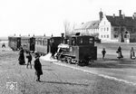 Ein Zug der Walhallabahn mit einer der LAG-Loks Nr. 61, 62 oder 67 (spätere 99 251–253) zwischen den Stationen Regensburg-Stadtamhof (Am Protzenweiher) und Regensburg-Rheinhausen. In der Stadtamhofer Hauptstraße, vor der Steinernen Brücke, begannen und endeten jeweils die Zugfahrten bis 1933, bevor sich die Bahn aus dem Stadtbereich nach Reinhausen zurückziehen musste. (04.1925) <i>Foto: RBD Regensburg</i>