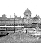 Blick auf den Münchener Hauptbahnhof mit dem bayerischen Verkehrsministerium im Hintergrund, das zwischen 1905 und 1913 mit einem stattlichen mehrflügeligen Gebäudekomplex und zentraler Kuppelhalle entstand, der das Reservatrecht Bayerns auf eine eigene Bahn und Post im Deutschen Kaiserreich demonstrativ in Szene setzen sollte. Die Anlage wurde im 2. Weltkrieg stark beschädigt, 1959 verschwand mit der von weiten sichtbaren Kuppel ein Wahrzeichen der Stadt, der erhaltene südliche Bauteil wird heute von der Außenstelle München des Eisenbahn-Bundesamtes genutzt. (1919) <i>Foto: RVM-Archiv</i>