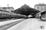 Vorgänger des Darmstädter Hauptbahnhofs waren zwei getrennte Bahnhöfe am heutigen Steubenplatz, die von der preußischen bzw. hessischen Bahngesellschaft errichtet worden waren und im 19. Jahrhundert Darmstadt an das Schienennetz angeschlossen hatten: Seit 1846 der Main-Neckar-Bahnhof, ein Durchgangsbahnhof an der Strecke Frankfurt – Heidelberg (Foto) und seit 1858 der Ludwigsbahnhof, ein Kopfbahnhof an der Verbindung Mainz – Aschaffenburg. Die Platzverhältnisse auf beiden Bahnhöfen erwiesen sich bei zunehmendem Verkehr am Ende des 19. Jahrhunderts als sehr beengt, das städtische Wachstum Darmstadts hatte das Bahnareal erreicht, so dass die notwendige Erweiterung am alten Standort nicht möglich war, betrieblich war die Trennung in zwei Bahnhöfe ohnehin störend. Ab 1901 wurde ein neuer Durchgangsbahnhof geplant, der 1912 eröffnet wurde. (1908) <i>Foto: RVM</i>