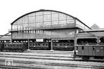 Zum Bau des neuen Darmstädter Hauptbahnhofs wurde ein Architektenwettbewerb ausgeschrieben. Auf ausdrücklichen Wunsch des hessischen Großherzogs Ernst Ludwig sollte der neue Bahnhof „von einem modernen Baumeister, nicht von einem Stilarchitekten“ gebaut werden. Kaiser Wilhelm II. verzichtete aus diplomatischer Rücksichtnahme auf eine Einmischung in dieser Frage – obwohl er sonst bei der Gestaltung vieler Empfangsgebäude im Bereich der Preußischen Eisenbahnen eingriff. Insgesamt 75 Entwürfe wurden eingereicht. Den Auftrag erhielt 1908 Friedrich Pützer, der aber seitens der Eisenbahnverwaltung beauftragt wurde, seinen Entwurf, der zuvor den 2. Preis erhielt, hinsichtlich der Erfordernisse des Eisenbahnbetriebs zu überarbeiten. Die von 1907 bis 1912 dauernden Arbeiten an den Bahnanlagen kosteten insgesamt 17 Millionen Mark, was einem heutigen Wert von ca. 88. Millionen Euro entsprechen würde. (1912) <i>Foto: RVM</i>