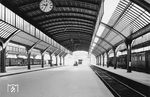 Feierlich eröffnet wurde der neue Hauptbahnhof – und mit ihm die Bahnhöfe Darmstadt Nord und Darmstadt Süd – am 28. April 1912. Die Anlagen waren aber noch nicht völlig fertiggestellt, sodass Betriebsaufnahme ab dem 27. April 1912 schrittweise erfolgte: Für den Güterverkehr wurden die alten Bahnhöfe am Samstag, 27. April 1912, geschlossen. Am Sonntag, den 28. April 1912, fand der Umzug der Büros statt und am Montag, den 29. April 1912, wurde der Betrieb der neuen Anlage aufgenommen. Am 1. Mai 1912 wurde auch der größte Teil des Personenverkehrs auf den neuen Hauptbahnhof verlegt. Ausgenommen war noch der Verkehr der Odenwaldbahn einschließlich des Verkehrs nach Groß-Zimmern. Erst ab dem 15. Mai 1912 wurden auch diese Verbindungen in den neuen Hauptbahnhof eingeführt und die alten Bahnhöfe endgültig geschlossen. Nebenbei: Pfutsch am Bau gab es schon damals. Ausgerechnet zu Weihnachten, am 24. Dezember 1925, stürzten Deckenteile der Durchgangshalle des Empfangsgebäudes ein. (1912) <i>Foto: RVM</i>
