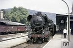 Da der DDR nach dem 2. Weltkrieg die Steinkohlevorkommen des Ruhrgebiets und Oberschlesiens fehlten, musste zwangsläufig auf die heimische Braunkohle zurückgegriffen werden. Diese war aber für den Lokbetrieb nur bedingt geeignet, da im Vergleich zur Steinkohle die 2-fache Menge Brennstoff aufgewendet werden musste. Als Alternative griff man die Idee der alten Staublokomotiven von AEG und Stug aus den 1920er Jahren wieder auf. Letztes Einsatzgebiet der Kohlenstaub-Lokomotiven waren die steigungsreichen Strecken des Thüringer Waldes. Ende 1974 endete das Kohlenstaubzeitalter beim Bw Arnstadt. Auf Abschiedstour steht 44 9612 mit einem Sonderzug im Bahnhof Suhl. (15.09.1974) <i>Foto: Gerhard Greß</i>