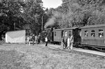 Zahlreiche Fahrgäste erwarten den Personenzug nach Putbus in dem eher unbedeutenden Haltepunkt Garftitz zwischen Sellin und Binz. (05.09.1983) <i>Foto: Joachim Schmidt</i>