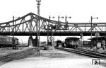 Die Brücke Dornheimer Weg in der Nordausfahrt des Darmstädter Hauptbahnhofs. Die Stahlbrücke verbindet bis heute die Bismarckstraße mit den westlich vom Hauptbahnhof liegenden Stadtgebieten. Das Bauwerk wurde im Zuge des Neubaus des Darmstädter Hauptbahnhofs in den Jahren 1909 und 1910 nach einem Entwurf des Architekten Friedrich Mettegang, der als Baurat bei der Eisenbahndirektion Mainz arbeitete, errichtet. Es sollte um unter anderen die Bahnarbeitersiedlung und das Bahnbetriebswerk am Dornheimer Weg erschließen. Die Brücke wurde im Zweiten Weltkrieg durch Bomben beschädigt. Bei der Elektrifizierung der Bahnstrecken im Raum Darmstadt wurde sie Mitte der 1950er Jahre um ca. einen halben Meter angehoben. Zwischen 2002 und 2004 ließ der Eigentümer, die Stadt Darmstadt, eine umfangreiche Instandsetzung durchführen. (1922) <i>Foto: RVM</i>
