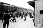 Berufsverkehr in Regensburg Hbf Anfang der 1950er Jahre. Noch wirkt alles improvisiert, auch der Wagenpark des Personenzuges wurde zusammengewürfelt mit allem, was fahren konnte. (07.01.1952) <i>Foto: BD Regensburg (Zeitler)</i>
