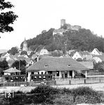 Ein Zug im Endbahnhof Falkenstein/Oberpf., einer 35 km langen Nebenbahn aus Regensburg, die am 21. Dezember 1913 in Betrieb genommen wurde. Für Personenzüge galt zunächst nur eine Streckenhöchstgeschwindigkeit von 40 km/h, wodurch ein GmP durch die Rangierarbeiten auf den Unterwegsbahnhöfen um die 2 ½ Stunden Fahrzeit benötigte. Durch den Einsatz von Triebwagen konnten ab 1932 die Fahrzeiten deutlich verkürzt werden. Einzelne Züge schafften die Strecke nun in circa 80 Minuten. Allerdings lief der Verkehr bis Anfang der 1950er Jahre auf dem total abgefahrenen Gleismaterial von 1913. Mit dem Anwachsen des Individualverkehrs gingen die Fahrgastzahlen auf der Strecke zurück. Die Bundesbahn förderte dies zudem durch den Einsatz von Buslinien parallel zur Strecke. Am 1. Juni 1984 stellte die DB den Personenverkehr auf der Gesamtstrecke ein, die Gesamtstilllegung folgte am am 28. September 1986. Die Stilllegungen verliefen ohne die sonst an anderen Bahnstrecken gewohnten Protestveranstaltungen. Die betroffenen Gemeinden bauten nach dem Abbau der Gleise von 1987 bis 1992 die Trasse zu einem Wander- und Radweg um, der heute als Falkenstein-Radweg bekannt ist. (1914) <i>Foto: RBD Regensburg</i>
