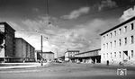 Schon vor dem Zweiten Weltkrieg war geplant, den Ludwigshafener Kopfbahnhof durch einen Durchgangsbahnhof zu ersetzen. Im Hinblick darauf wurde in die alte Anlage kaum noch investiert. Als dann der Krieg das Projekt zunächst scheitern ließ, kamen die Luftangriffe auch auf die Ludwigshafener Bahnanlagen hinzu, die teilweise zerstört wurden. Der Gesamtschaden wurde 1953 auf 20 Millionen DM beziffert. Der Wiederaufbau des Ludwigshafener Bahnhofs setzte angesichts der wirtschaftlichen Notlage dann wieder auf die noch vorhandene Eisenbahninfrastruktur, das Projekt eines neuen Durchgangsbahnhofs wurde zunächst nicht mehr verfolgt. Vielmehr wurde ein neues Empfangsgebäude an der alten Stelle errichtet. Dazu wurden die beiden Verwaltungsgebäude, die nördlich und südlich des Empfangsgebäudes gestanden hatten, in vereinfachter Form wieder aufgebaut und mit einem modernen, in den Formen der Nachkriegsarchitektur gehaltenen Flügel verbunden. Die Empfangshalle wurde dabei gegenüber dem Vorgänger von 280 m² auf 600 m² mehr als verdoppelt. (1954) <i>Foto: BD Mainz, Slg. W. Löckel</i>
