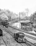 50 3145 fährt mit Dg 54307 (Zwickau - Schwarzenberg) durch Wilkau-Haßlau und trifft auf die dortige Bahnhofs-Kö (damalige DR-Baureihe 100). Die DR-Kleinlok besitzt keine Druckluftbremse, sondern kann nur mit der Fußbremse vom Kleinlokbediener abgebremst werden, zu erkennen an den fehlenden Bremsluftschläuchen an der Pufferbohle und dem fehlenden Bremsluftbehälter.  (27.05.1984) <i>Foto: Joachim Schmidt</i>