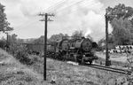 52 8126 fährt mit einem Nahgüterzug nach Frankfurt/Oder durch Altranft, südöstlich von Bad Freienwalde ein.  (07.09.1983) <i>Foto: Joachim Schmidt</i>