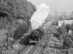 38 1182 mit einem Sonderzug im Elstertal bei Greiz. (23.09.1983) <i>Foto: Joachim Schmidt</i>