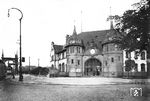 Der Bahnhof Mannheim-Neckarstadt war von 1879 bis 1971 ein Mannheimer Endpunkt der Riedbahn. Die private Hessische Ludwigsbahn baute die Riedbahn in mehreren Abschnitten. Mannheim wurde erreicht, als eine Zweigstrecke von der ursprünglichen Strecke, die von Darmstadt nach Worms verlief, von Biblis in Richtung Süden über Waldhof in die Mannheimer Neckarstadt in Betrieb genommen wurde. Dort endete sie im Bahnhof Mannheim-Neckarstadt. 1880 wurde eine Umfahrung Mannheims mit einer Trasse von Mannheim-Waldhof über Käfertal und die Rheintalbahn fertig gestellt. Danach konnten Züge der Riedbahn auf einem Bogen im Osten Mannheims die Stadt um- und in den Mannheimer Hauptbahnhof einfahren, was sie auch zunehmend taten. Das hatte zur Folge, dass der Streckenabschnitt zwischen Mannheim-Waldhof und Mannheim-Neckarstadt betrieblich zunehmend zu einer Zweigstrecke der Riedbahn wurde und betrieblich immer mehr an Bedeutung verlor. Trotzdem wurde 1964 der Bahnhof noch elektrifiziert. In den letzten Jahren verkehrten im Berufsverkehr noch einige ET 425, zum 25. September 1971 wurde der Bahnhof im Personenverkehr stillgelegt. Das Bild zeigt das zweite, im Jahr 1901 entstandene Empfangsgebäude im Stil der Neorenaissance. Über das erste Empfangsgebäude von 1879 ist wenig bekannt. Es soll ein kleiner Fachwerkbau gewesen sein. Links die Brücke über den Neckar. (1912) <i>Foto: RBD Mainz, Slg. W. Löckel</i>