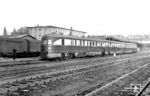 Das Ende eines glanzvollen Zuges? SVT 137 852 vom Bw Berlin-Karlshorst, ein Rückkehrer aus der CSD im Jahr 1949, erhält als P 592 nach Gardelegen den Abfahrauftrag in Stendal. (12.12.1968) <i>Foto: H.J. Lange</i>