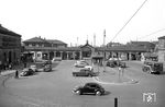 Der als Kopfbahnhof angelegte alte Heidelberger Hauptbahnhof verfügte über einen Bahnhofsvorplatz, der durch einen Arkadengang mit mittigem Torbogen zur Stadt hin abgetrennt war und somit einen abgeschlossenen Innenhof bildete. Über den Arkadengang waren waren zudem die Bahnhofsteile des ehem. Badischen Bahnhofs (links) und der Rhein-Neckar-Bahn verbunden. Über den Vorplatz verläuft auch die Wendeschleife der Straßenbahn, die seit dem Jahr 1949 die zuvor bestehenden Umsetzgleise ersetzte. (14.09.1952) <i>Foto: Walter Hollnagel</i>