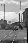 Der Bahnübergang an der Rohrbacher Straße mit einem wartenden Zug im Heidelberger Hauptbahnhof. Wegen des dauernd gechlossenen Bü wurde das Straßenbahngleis Richtung Rohrbach nur noch in Tagesrandlagen von einzelnen Einsatz- und Überstellfahrten genutzt. Dadurch ergab sich eine Zweiteilung im Linienverkehr bis zum Abriss des alten Bahnhofs im Jahr 1956. (14.09.1952) <i>Foto: Walter Hollnagel</i>