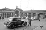 Nochmals der Eingang zum alten Hauptbahnhof an der Bogenarkade. Eine Mercedes-Benz vom Typ 170 hat offenbar gerade einen US-Soldaten abgesetzt, der sich nun zum Railroad Transportation Office (RTO) begeben wird. Diese Dienststellen der US-Army wickelten den gesamten reiseverkehr ihrer soldaten und deren Angehörige ab. Das Hinweisschild hierzu ist ganz links zu erkennen. Der breite Durchgang rechts führte übrigens zur Reisegepäck- und Expressgutannahme.  (14.09.1952) <i>Foto: Walter Hollnagel</i>