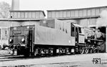 Die am 28.01.1944 in Dienst gestellte 52 2661 war am Schluss ihrer Dienstzeit in Zittau beheimatet und wurde dort am 17.01.1973 abgestellt. Bis zu ihrer Ausmusterung im Jahr 1976 war sie noch als Heizlok im Krankenhaus West Stralsund tätig. Sie besaß einen sog. Steifrahmentender, der bei der Lokomotivfabrik Floridsdorf in Wien im Zweiten Weltkrieg entwickelt wurde. Alle vier Achsen lagerten hierbei in einem Außenrahmen. Entgegen der landläufigen Meinung, dass die Konstruktion des Tenders von der kriegsbedingten Materialknappheit beeinflusst war, war dieser tatsächlich 5,2 t schwerer als der Wannentender. Es war eine reine Notlösung, da der Hersteller der Wannentender in Köln (Westwaggon) den Bedarf nicht vollständig decken konnte. (06.06.1971) <i>Foto: Michael Malke</i>