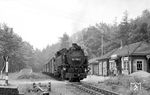 Seit 1890 führte südlich von Hänischmühe die Schmalspurbahn von Zittau nach Jonsdorf vorbei. Dort entstand die Haltestelle Kurort Johnsdorf, die gerade von 99 1759 verlassen wird. (06.06.1971) <i>Foto: Michael Malke</i>