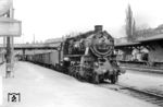 Die zum Maifeiertag geschmückte 58 1132 fährt in Wilkau-Haßlau ein. (01.05.1973) <i>Foto: Michael Malke</i>
