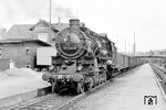 58 1132 im (alten) Bahnhof Wilkau-Haßlau. 1934 wurde der Bahnhof nach dem Zusammenschluss von Wilkau und Niederhaßlau in Wilkau-Haßlau umbenannt. Nach der Betriebseinstellung auf der Schmalspurbahn am 2. Juni 1973 verlor er an Bedeutung. Im Januar 2005 wurde der Bahnhof schließlich zum Haltepunkt herabgestuft und neu errichtet. Das alte Bahnhofsgebäude ersteigerte 2011 die Stadt Wilkau-Haßlau. (01.05.1973) <i>Foto: Michael Malke</i>