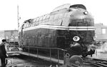 61 002 auf der Drehscheibe 1 im Heimat-Bw Berlin-Lichtenberg, dahinter steht an der Böschung der Hilfszug des Bw. Die originale Farbgebung wurde inzwischen durch ein einfaches schwarz mit zwei weißen Zierstreifen ersetzt. Anstelle einer normalen Schraubenkupplung besitzt sie lediglich einem Kuppelhaken. Vom Bw Berlin Ostbahnhof am 10.02.1951 überwiesen, stand die Lok bis zur Abgabe an das Bw Berlin-Rummelsburg am 21.08.1952 fast ausschließlich als Reservelok abgestellt.  (04.1951) <i>Foto: ZBDR</i>