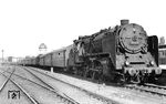 62 015 steht abfahrbereit mit einen Personenzug nach Franfurt (Oder) im Bahnhof Erkner. Nach deren Umsetzung vom Bw Rostock am 10.10.1968 waren alle 62er beim Bw Frankfurt (Oder) vereint. Zuletzt wurde 62 015 auf der Strecke Wriezen - Berlin-Lichtenberg eingesetzt, im Juni 1970 aber wegen Fristablauf abgestellt. Die Lok war bereits seit 1967 als Museumslok vorgesehen, 1972 erfolgte dann die inventarmäßige Umsetzung zum Verkehrsmuseum Dresden. Wieder aufgearbeitet, war sie ab 1975 vor zahlreichen DMV-Sonderzügen zu erleben.  (1969) <i>Foto: Georg Otte</i>