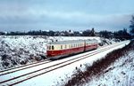 183 252-6 (SVT 137 225 a/b) des T-Bw Berlin-Karlshorst in Diensten der DDR-Regierung durcheilt auf dem südlichen Außenring den Berliner Vorort Altglienicke. Der Triebwagen wurde 1945 im RAW Wittenberge zum Regierungs- und Salontriebwagen umgebaut und erhielt eine komplett neue Inneneinrichtung. Im Umzeichnungsplan des RZA München von 1951 waren die Fahrzeuge aus der Sowjetischen Besatzungszone noch enthalten, darin war der ehemalige SVT 137 225 noch zur Umzeichnung in VT 04 103 vorgesehen. Im Sommer 1985 wurde der Triebwagen anläßlich des 150jährigen Jubiläums der deutschen Eisenbahnen zur Ausstellung "Zug der Zeit - Zeit der Züge" in Nürnberg als Gastfahrzeug der DR präsentiert (vgl. Bild-Nrn. 57720 und 57721). Bei der 150-Jahrfeier der Strecke Dresden—Leipzig im Jahr 1989 war er ebenfalls dabei (vgl. Bild-Nrn. 36148 und 69382). Im November 1999 wurde er abgestellt. Seit 2001 steht er auf Gleis 24 im Leipziger Hbf als Denkmal. (12.1973) <i>Foto: Michael Malke</i>