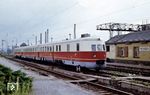 SVT 182 009 als Sonderzug im Bahnhof Meißen. Der Zug hatte schon eine bewegte Geschichte hinter sich: Zunächst wurde der am 21. September 1938 abgenommene und im Bw Berlin Anhalter Bahnhof beheimatete SVT 137 856 bis zur Einstellung des Triebwagenverkehrs Ende August 1939 von Berlin nach Köln, München, Karlsruhe und Basel eingesetzt. Während des Krieges erweckten die betriebsfähig abgestellten Fahrzeuge das Interesse der damaligen Machthaber und so gelangte der SVT 137 im nunmehr unauffälligen, dunkelgrünen Anstrich und ausgerüstet mit Sonderausstattung wie Schlafkabinen und Funkanlage in den Fuhrpark des Reichsministers Göring. Im Mai 1945 wurde er von der US-Army in Bayern beschlagnahmt und anschließend als "USA 444", der Kommandozug der US-Constabulary, unterwegs. 1949 wechselte das Fahrzeug mit der mittlerweile neuen Fahrzeugnummer SVT 06 109 zum Hauptquartier der 7. US-Army nach Stuttgart, ab 1955 wurde er gegen den SVT 06 107 nach Frankfurt umgesetzt und im Bw Frankfurt-Griesheim beheimatet. Nach der Lieferung der neuen zweiteiligen VT 08 für die US-Army wurden alle Vorkriegs-Schnelltriebwagen an die DB zurückgegeben. Da zu dieser Zeit bereits die neuen TEE-Triebzüge VT 11 im Einsatz waren, bestand bei der DB kein Bedarf mehr an Vorkriegs-SVT. Im Rahmen eines Tauschgeschäftes gelangte der SVT 06 109 neben drei weiteren SVT "Köln" sowie vier SVT "Hamburg" im Frühjahr 1959 zur Deutschen Reichsbahn der DDR.  (26.08.1978) <i>Foto: Michael Malke</i>