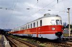 Die Übernahme des SVT 06 109 an die DR erfolgte erst nach Ausbau der gesamten Inneneinrichtung, der neue Maybach-GTO-6-Dieselmotor blieb allerdings im Fahrzeug. Vom 29. Juni bis zum 30. September 1959 wurde das Fahrzeug im RAW Wittenberge aufgearbeitet und erhielt eine neue Inneneinrichtung neu und den ursprünglichen elfenbein/violetten Außenanstrich. Ab 1. Oktober 1959 wurde er unter der Nummer VT 137 856 beim Bw Berlin-Karlshorst stationiert. Ab 1970 bekam er die neue Betriebsnummer 182 009 und wurde nur noch im DR-Binnenverkehr von Berlin nach Bautzen, Rostock und Magdeburg eingesetzt. Der letzte planmäßige Einsatz erfolgte am 27. Mai 1978 als Ext 162/163 nach/von Leipzig. Nach der Ausmusterung am 03.03.1982 diente er der DR als Baubüro in Berlin-Schöneweide. Heute wird er von der Maybach Siftung in Stuttgart betreut. (26.08.1978) <i>Foto: Michael Malke</i>
