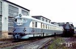 Die Deutsche Reichsbahn bestellte 1954 bei Ganz & Co. in Budapest drei vierteilige dieselmechanische Triebzüge VT 12.14. Die Fahrzeuge sollten an die Tradition der berühmten Schnelltriebwagen "Fliegender Hamburger" anknüpfen, und so setzte die DR die VT 12.14 als Interzonenzüge zwischen Berlin und Hamburg ein. Sie bewährten sich dort jedoch nicht, sodass der Einsatz nur wenige Jahre dauerte. Später fuhren die Triebzüge auf der Strecke Berlin–Prag–Wien als Vindobona. Ab der Mitte der 1960er Jahre fuhren die Ganz-Garnituren nur noch im nationalen Verkehr von Berlin nach Frankfurt (Oder), Neubrandenburg, Eisenhüttenstadt und Bautzen. Der letzte VT 12.14.03 wurde im März 1975 außer Dienst gestellt und wartet hier wahrscheinlich im Bw Berlin-Rummelsburg auf seine Verschrottung. (1975) <i>Foto: Michael Malke</i>