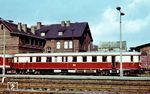 VT 185 026 (ex VT 137 212, Baujahr 1935) im Bahnhof Stendal. Die Deutsche Reichsbahn-Gesellschaft beschaffte Fahrzeuge dieser Baureihe als Einheitstriebwagen mit dem sog. "Essener Grundriss" in mehreren Bauserien, die sich hauptsächlich in der Maschinenanlage und der Leistungssteuerung unterschieden. Nach 1945 kamen je sieben Fahrzeuge zu den beiden deutschen Bahnverwaltungen. Fünf Fahrzeuge wurden 1970 zur Einführung des EDV-Nummersystems bei der DR noch in die Baureihe 185 eingereiht. Das letzte Fahrzeug (185 007) wurde 1977 ausgemustert. (1971) <i>Foto: Michael Malke</i>