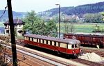 Die DRG-Triebwagen 137 058 bis 067 und 137 075 bis 079 waren Einheitstriebwagen der Waggonfabrik Wismar mit Eilzugwagengrundriss. Sie wurden speziell für den Ruhrschnellverkehr und den Verkehr im Raum Dresden in den Jahren 1934 und 1935 beschafft. Die zwei Serien unterschieden sich geringfügig im Fahrzeuggrundriss, in der Leistungssteuerung und der elektrischen Ausrüstung. Den Krieg überstanden acht Fahrzeuge der ersten Serie, von denen sieben in den Bestand der Deutschen Reichsbahn und einer in den Bestand der Deutschen Bundesbahn (als VT 33 106) übergingen. Zwei Fahrzeuge der ersten Serie wurden 1945 ausgemustert. Fünf Fahrzeuge der DR wurden 1970 mit Einführung des EDV-Nummersystems in die Baureihe 185.0 umgezeichnet. Zu dieser Zeit waren die Triebwagen 185 004 und 007 im Arbeitszugdienst eingesetzt und dienten dem Pendelverkehr von Bad Schandau nach Decin. In diesem Zusammenhang entstand wohl dieses Bild in Bad Schandau. Beide Fahrzeuge wurden bis 1977 ausgemustert. Einige wurden noch als Aufenthaltsräume weiterverwendet, der 185 004 wurde 1992 im Bw Dresden-Friedrichstadt zerlegt. (1973) <i>Foto: Michael Malke</i>