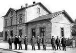 1869 eröffnete die Hessische Ludwigsbahn die Nibelungenbahn, eine Verbindung zwischen dem Bahnhof Rosengarten, auf der östlichen Rheinseite, gegenüber von Worms über Lorsch nach Bensheim, wo Anschluss an die bereits 1846 fertig gestellte Main-Neckar-Eisenbahn bestand. Das Empfangsgebäude im südhessischen Lorsch, vor dem sich hier die Bediensteten des Bahnhofs präsentieren, existiert bis heute noch und steht unter Denkmalschutz. Später wurde ein kleines Bahnhofsvordach auf der Bahnsteigseite angebaut, und es entstand ein Flachanbau für den Fahrdienstleiter. (1905) <i>Foto: RBD Mainz, Slg. W. Löckel</i>