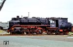 Einige Umstände sprechen dafür, dass hier zweifelsfrei 62 015 mit dem eckigen Sandkasten und Blitzsymbol (Bild 15907) als 62 009 "getürkt" wurde. Dagegen hatte 62 009 einen runden Sandkasten (Bild 40212). Außerdem ist im Hintergrund ein Doppelstockeinzel-Steuerwagen zu sehen, der zum Ausmusterungsdatum der 62 009 im Jahr 1970 noch nicht existierte. Da kein Aufnahmedatum existiert, wurde dies fiktiv auf 1976 gesetzt. (1976) <i>Foto: Michael Malke</i>