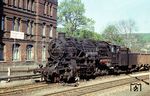 58 1562 mit einem Güterzug im Bahnhof Aue vor dem sinnigen und durchaus auch mehrdeutig zu verstehenden Spruch "Die Hauptaufgabe bestimmt auch künftig unseren Weg!" (05.1975) <i>Foto: Michael Malke</i>