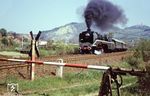Im Mai 1980 war 02 0201 (18 201) mit einem DEFA-Filmzug auf der Saalebahn bei Kahla unterwegs. Die Deutsche Film AG, kurz DEFA, war das volkseigene Filmunternehmen der DDR mit Sitz in Potsdam-Babelsberg. Der Anlass für die Filmaufnahmen waren Dreharbeiten über die letzten Dampflokomotiven der Deutschen Reichsbahn unter dem Titel "Traktion mit Tradition". (14.05.1980) <i>Foto: Michael Malke</i>